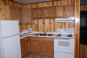 Kühlschrank, Ofen, Wasserkocher mit Kaffee-/Teezubehör