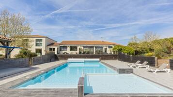 Een buitenzwembad en een verwarmd zwembad