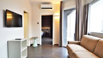 Familie appartement | Woonruimte | Een 21-inch flatscreentelevisie met digitale zenders en televisie