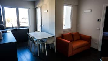 Televisi layar datar 21-inci dengan saluran TV digital dan TV