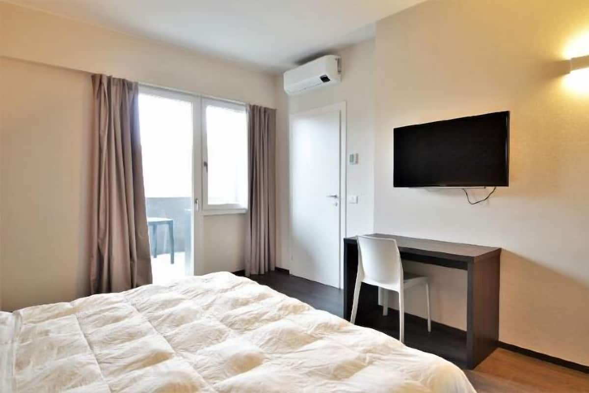 1 Schlafzimmer, Schreibtisch, laptopgeeigneter Arbeitsplatz