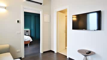 Premium appartement | Woonruimte | Een 21-inch flatscreentelevisie met digitale zenders en televisie