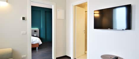 Appartement Prestige | Aire de séjour | Téléviseur à écran plat de 21 po avec télévision numérique, téléviseur