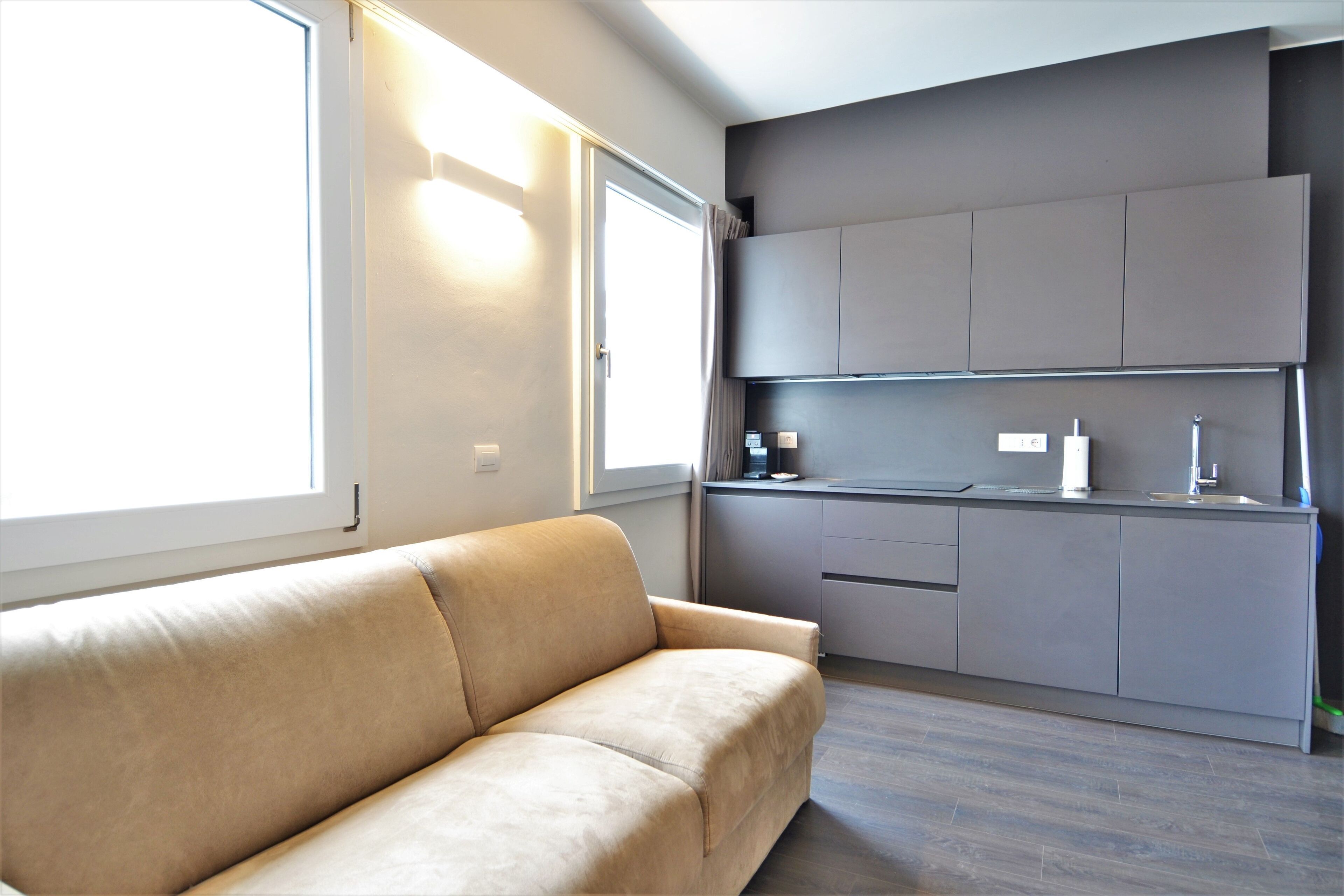 家庭公寓 | 起居区 | 21-英寸纯平电视 （配备数码频道）、电视