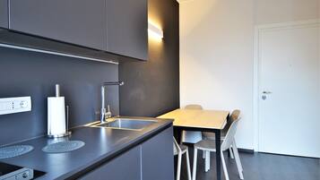 Fridge, stovetop, dishwasher, cookware/dishes/utensils