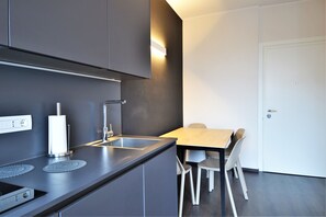 Kühlschrank, Herdplatte, Geschirrspüler, Kochgeschirr/Geschirr/Besteck