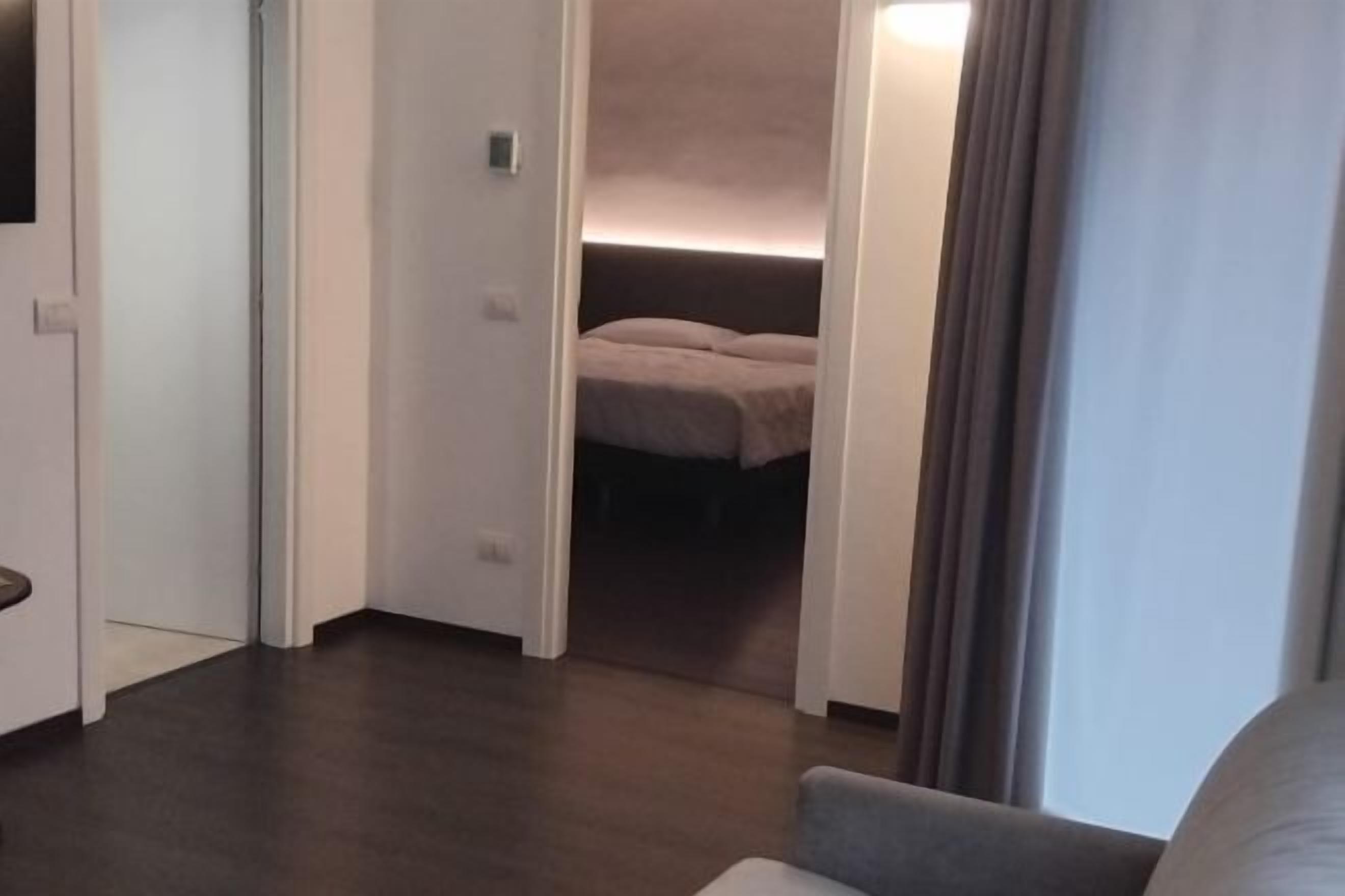 1 quarto, escrivaninha, espaço de trabalho para notebook