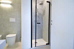 Pancuran mandi, hulu semburan mandi hujan, pengering rambut, bidet 