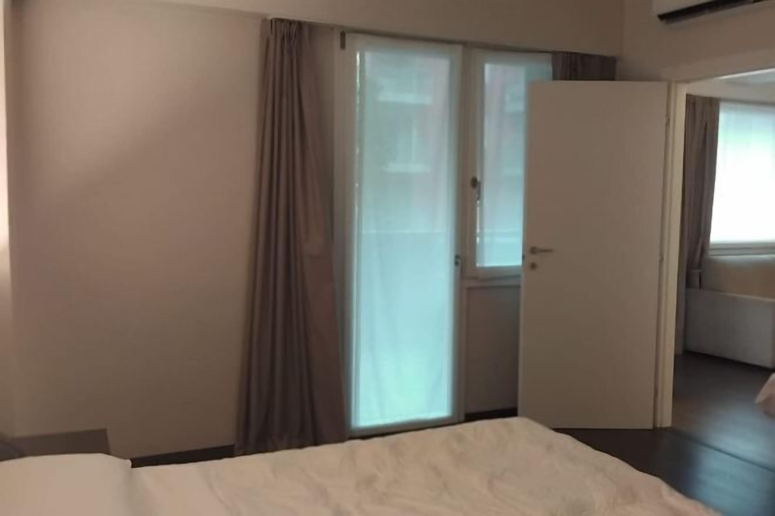 1 quarto, escrivaninha, espaço de trabalho para notebook