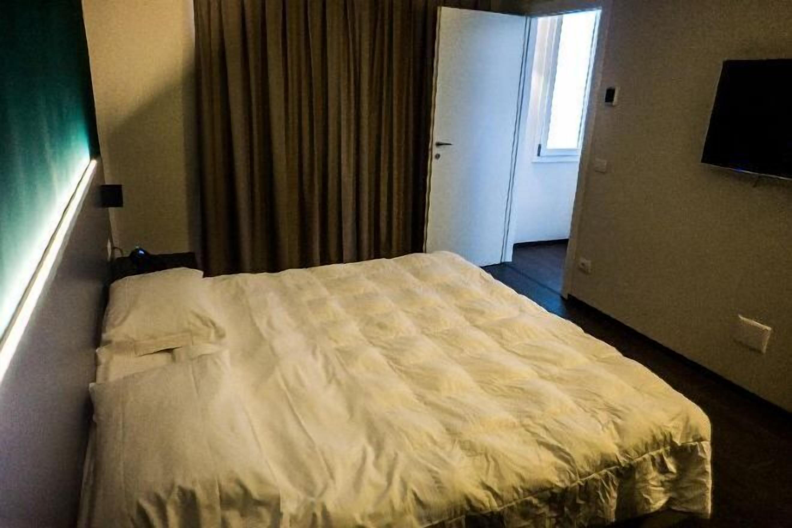 1 bedroom, desk, laptop workspace, blackout drapes