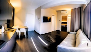 Familienapartment | Wohnbereich | 21-Zoll-Flachbildfernseher mit Digitalempfang, Fernseher