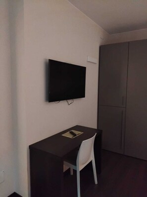 1 habitación, escritorio y espacio para trabajar con laptop 