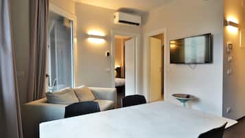 Premium appartement | Woonruimte | Een 21-inch flatscreentelevisie met digitale zenders en televisie