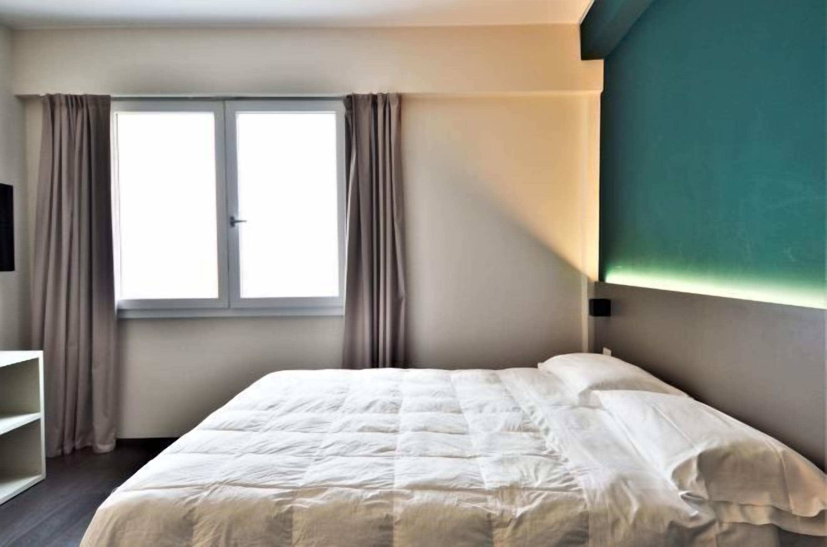 1 多间卧室、办公桌、笔记本电脑工作区、遮光窗帘