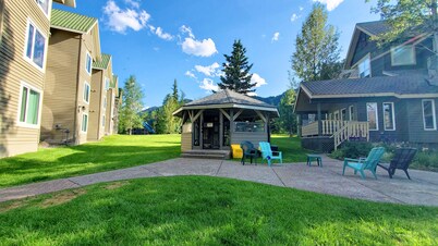 Family & Groups | 2 Q beds + 2 Twin | Walk to Ski Lifts