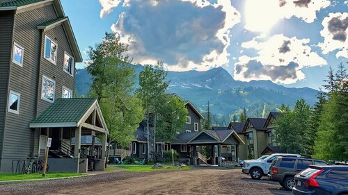 Family & Groups | 2 Q beds + 2 Twin | Walk to Ski Lifts