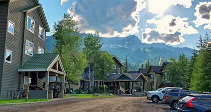 Family & Groups | 2 Q beds + 2 Twin | Walk to Ski Lifts