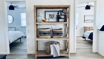 4 slaapkamers, een strijkplank/strijkijzer, reisbedje, gratis wifi