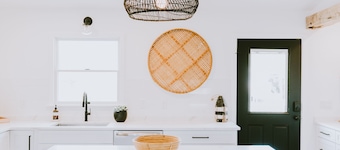 NEW LISTING!! Designer Home, Private Pool, 2 Blocks to the Beach, Sleeps 10