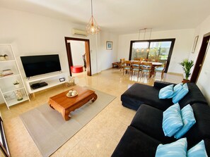 Smart TV, table tennis