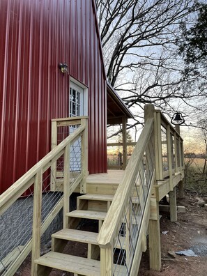 Exterior - The Little Barn on the Hill...NEW! min. from town. Great back porch view w/ Loft (Mountain View)
