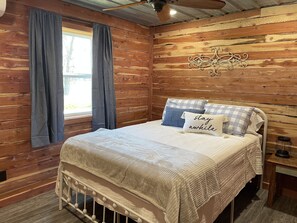 2 bedrooms, WiFi, bed sheets - The Little Barn on the Hill...NEW! min. from town. Great back porch view w/ Loft (Mountain View)