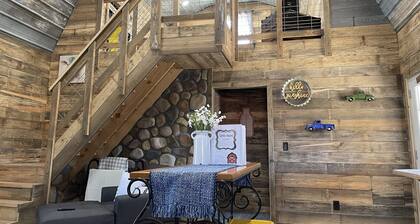 The Little Barn on the Hill...NEW! min. from town. Great back porch view w/ Loft