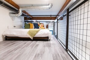 2 bedrooms, desk, iron/ironing board, free WiFi - Heart of DTSA☆Foosball ☆Mural Loft☆98 Wlkscr☆AC (Santa Ana)