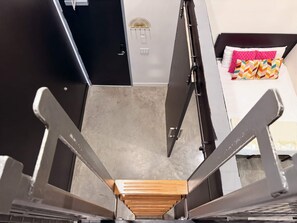Una habitación con cama, ventana con cortinas y puerta.