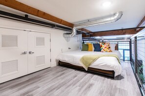 2 bedrooms, desk, iron/ironing board, free WiFi - Stylish Downtown Loft Near Disney (Santa Ana)