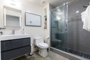 Een douche, een haardroger, handdoeken, zeep