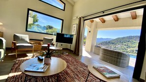 Smart TV, chimenea y tenis de mesa