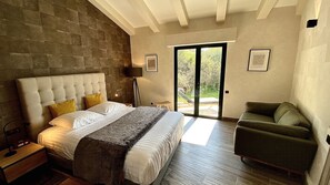 4 habitaciones, caja de seguridad en la habitación y escritorio