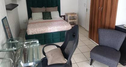 Peaceful Cottage very close to The Vaal River with lots of plants!