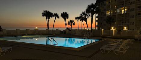 حمّام سباحة مُدفَّأ