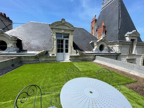 A building with a stone facade, a central entrance, and a sloped roof. - Fairytale castle with heated outdoor pool (Brain-sur-Allonnes)