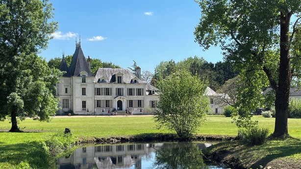 A large, historic building with a symmetrical facade, a central entrance, and a pond in the foreground reflecting the structure. - Fairytale castle with heated outdoor pool (Brain-sur-Allonnes)