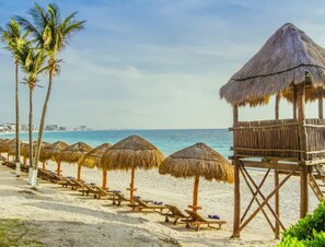 On the beach - Sun and Surf in Cancun (Cancún)