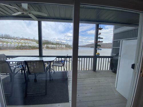 Idyllic Lake Front Condo for perfect peace & happiness