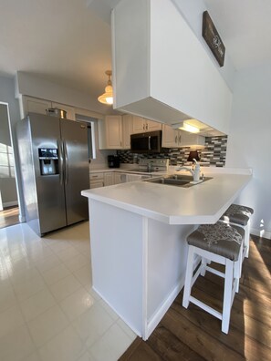 Kylskåp, mikrovågsugn, ugn och spishäll