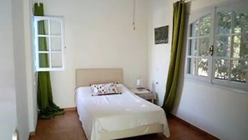 4 bedrooms, desk, iron/ironing board, free WiFi