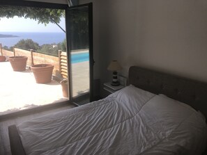 5 slaapkamers, een strijkplank/strijkijzer, reisbedje, gratis wifi