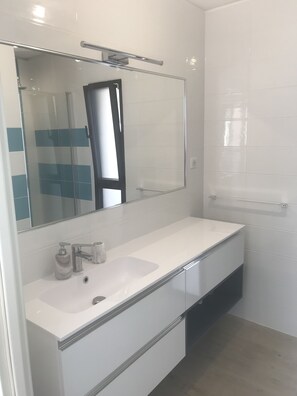 Shower, hair dryer, towels