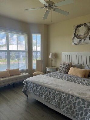 2 chambres, bureau, fer et planche à repasser, lit de bébé portatif