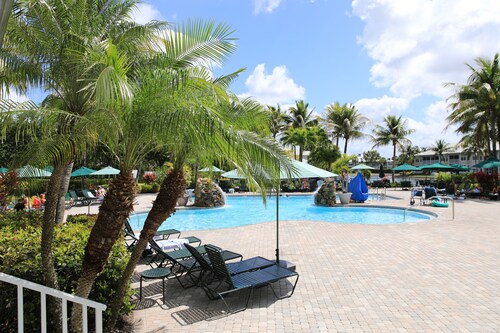 Cool Condo for Cozy Stay. Convenient location, pool, gym, golf. 