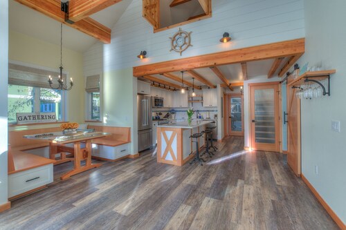 Bramble Seaview Cottage (Entire Property) with Sparkly Water View in Eastsound