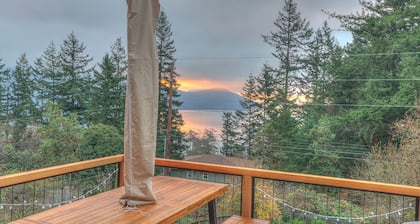 Bramble Seaview Cottage (Entire Property) with Sparkly Water View in Eastsound