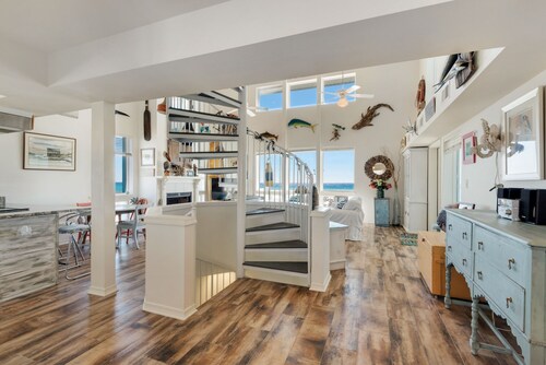 Gulf front, pet friendly, and breath-taking views!