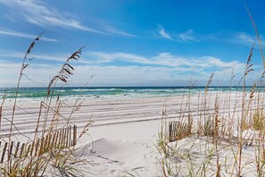 On the beach - Gulf front, pet friendly, and breath-taking views! (Pensacola Beach)