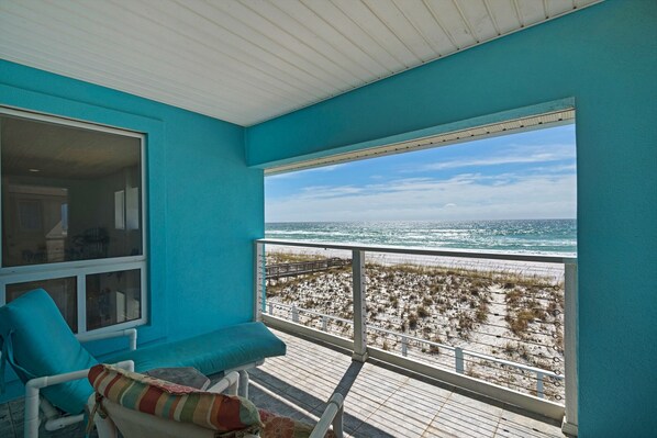 Un balcón con vista al océano y a la playa.